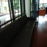 Meja, kursi tunggu dan sarana penerimaan (desk information) 4