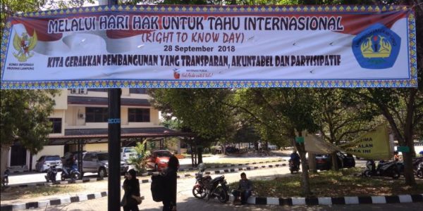 Spanduk Hari Hak Untuk Tahu Internasional dipasang di Halaman Parkir Perpustakaan Unila