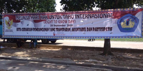 Spanduk Hari Hak Untuk Tahu Internasional dipasang di Halaman Parkir Terpadu