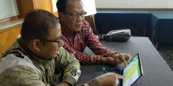 Tim Pendamping dan Atasan PPID Unila dalam persiapan presentasi