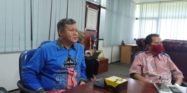 Ketua PPID Unila Prof. Suharso, Ph.D. dan Plt. Kepala BPHM Sariman, S.H.